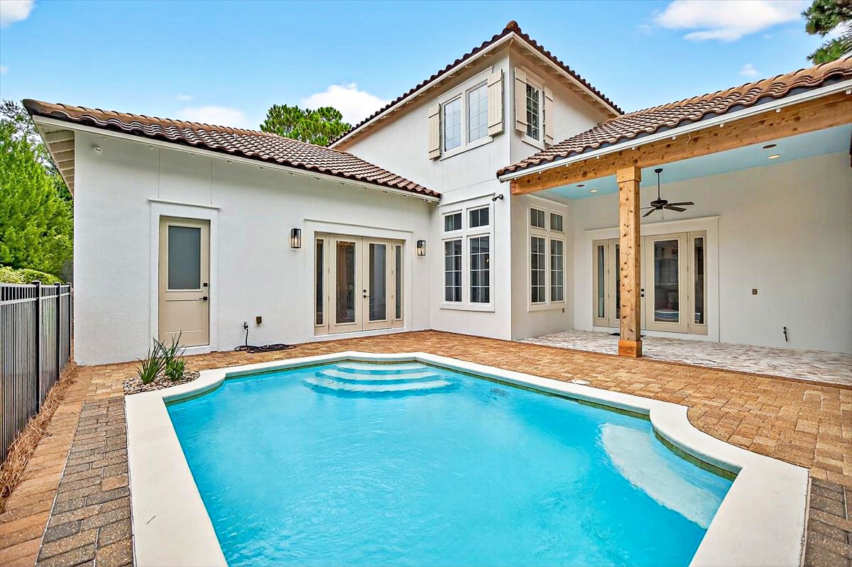 Pool courtyard at 3161 Club Drive